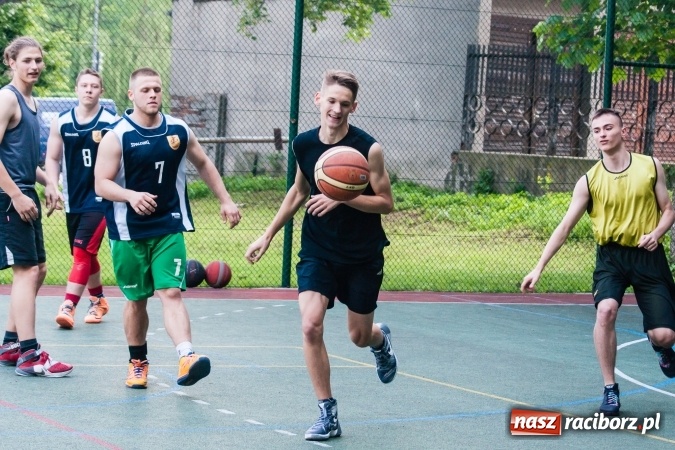 Zdjęcie w galerii na portalu naszraciborz.pl: Uczniowie raciborskich szkół rywalizowali w zawodach streetballa wiadomości z regionu