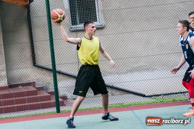 Zdjęcie w galerii na portalu naszraciborz.pl: Uczniowie raciborskich szkół rywalizowali w zawodach streetballa wiadomości z regionu