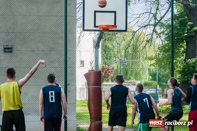 Zdjęcie w galerii na portalu naszraciborz.pl: Uczniowie raciborskich szkół rywalizowali w zawodach streetballa wiadomości z regionu