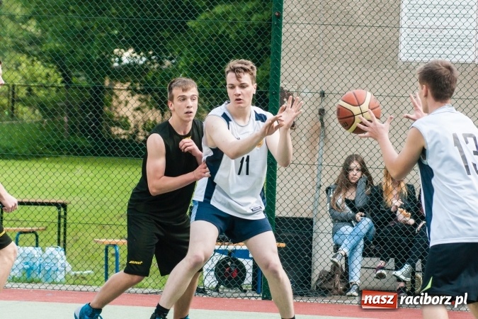 Zdjęcie w galerii na portalu naszraciborz.pl: Uczniowie raciborskich szkół rywalizowali w zawodach streetballa wiadomości z regionu