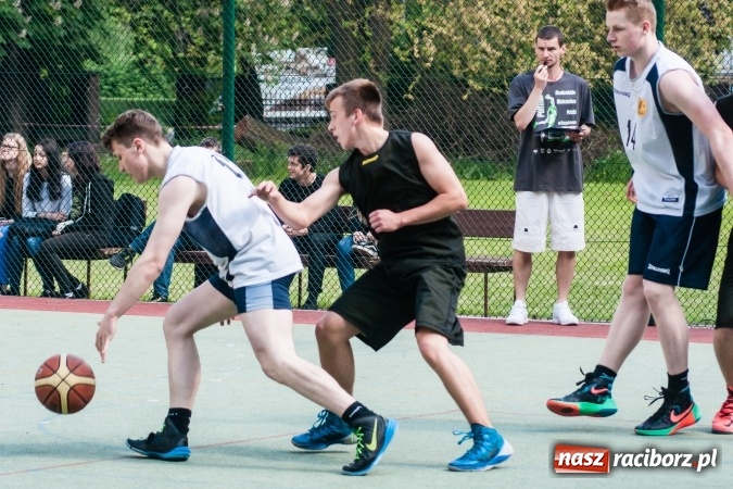 Zdjęcie w galerii na portalu naszraciborz.pl: Uczniowie raciborskich szkół rywalizowali w zawodach streetballa wiadomości z regionu
