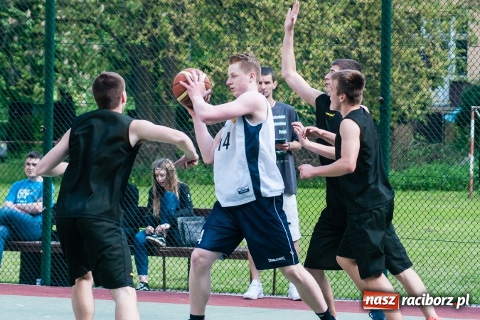 Zdjęcie w galerii na portalu naszraciborz.pl: Uczniowie raciborskich szkół rywalizowali w zawodach streetballa wiadomości z regionu