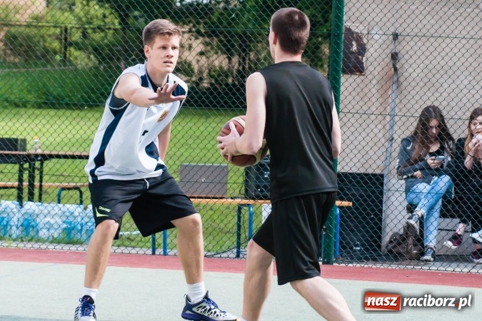 Zdjęcie w galerii na portalu naszraciborz.pl: Uczniowie raciborskich szkół rywalizowali w zawodach streetballa wiadomości z regionu