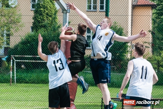 Zdjęcie w galerii na portalu naszraciborz.pl: Uczniowie raciborskich szkół rywalizowali w zawodach streetballa wiadomości z regionu