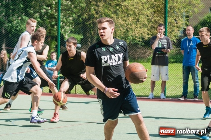 Zdjęcie w galerii na portalu naszraciborz.pl: Uczniowie raciborskich szkół rywalizowali w zawodach streetballa wiadomości z regionu