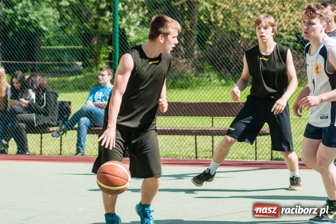 Zdjęcie w galerii na portalu naszraciborz.pl: Uczniowie raciborskich szkół rywalizowali w zawodach streetballa wiadomości z regionu