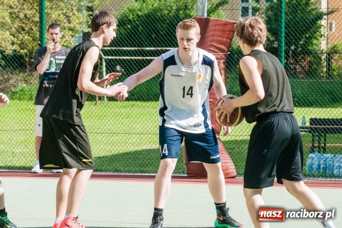 Zdjęcie w galerii na portalu naszraciborz.pl: Uczniowie raciborskich szkół rywalizowali w zawodach streetballa wiadomości z regionu