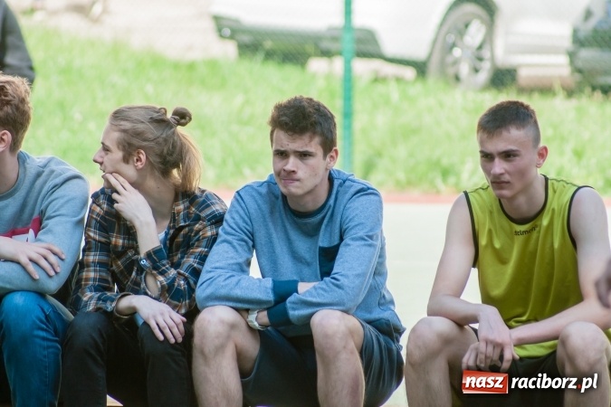 Zdjęcie w galerii na portalu naszraciborz.pl: Uczniowie raciborskich szkół rywalizowali w zawodach streetballa wiadomości z regionu