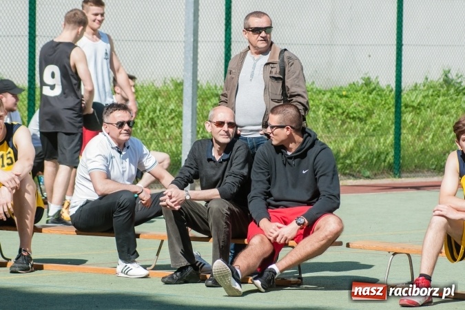 Zdjęcie w galerii na portalu naszraciborz.pl: Uczniowie raciborskich szkół rywalizowali w zawodach streetballa wiadomości z regionu