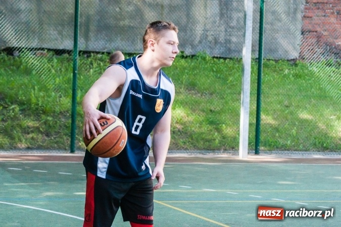 Zdjęcie w galerii na portalu naszraciborz.pl: Uczniowie raciborskich szkół rywalizowali w zawodach streetballa wiadomości z regionu