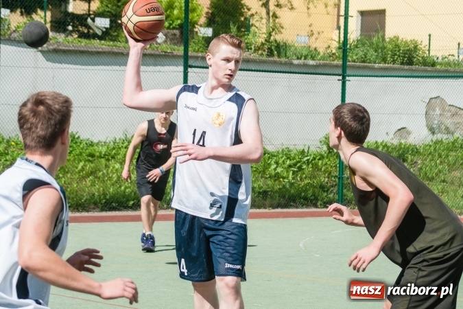 Zdjęcie w galerii na portalu naszraciborz.pl: Uczniowie raciborskich szkół rywalizowali w zawodach streetballa wiadomości z regionu