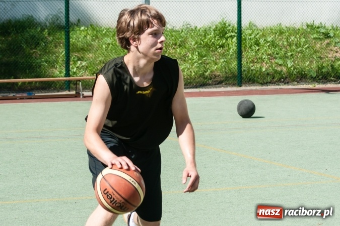 Zdjęcie w galerii na portalu naszraciborz.pl: Uczniowie raciborskich szkół rywalizowali w zawodach streetballa wiadomości z regionu