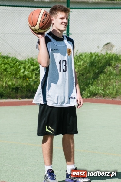Zdjęcie w galerii na portalu naszraciborz.pl: Uczniowie raciborskich szkół rywalizowali w zawodach streetballa wiadomości z regionu