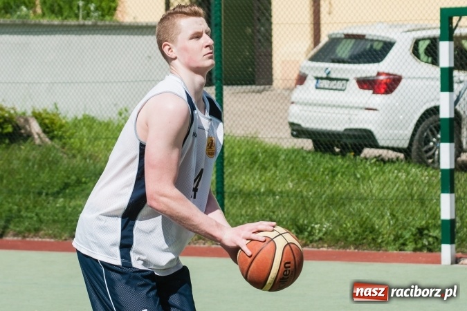 Zdjęcie w galerii na portalu naszraciborz.pl: Uczniowie raciborskich szkół rywalizowali w zawodach streetballa wiadomości z regionu