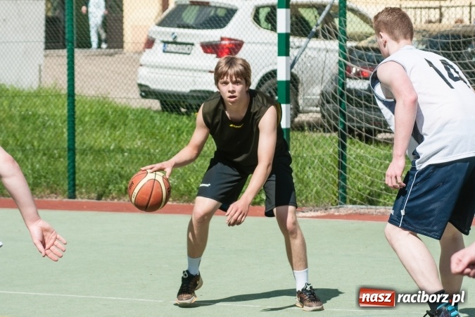 Zdjęcie w galerii na portalu naszraciborz.pl: Uczniowie raciborskich szkół rywalizowali w zawodach streetballa wiadomości z regionu