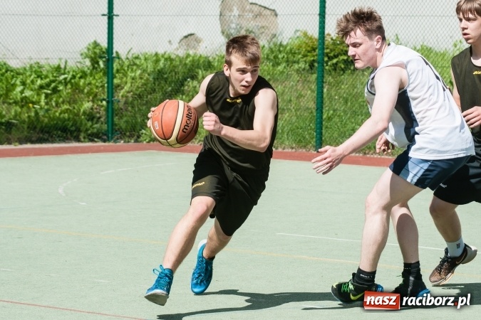 Zdjęcie w galerii na portalu naszraciborz.pl: Uczniowie raciborskich szkół rywalizowali w zawodach streetballa wiadomości z regionu