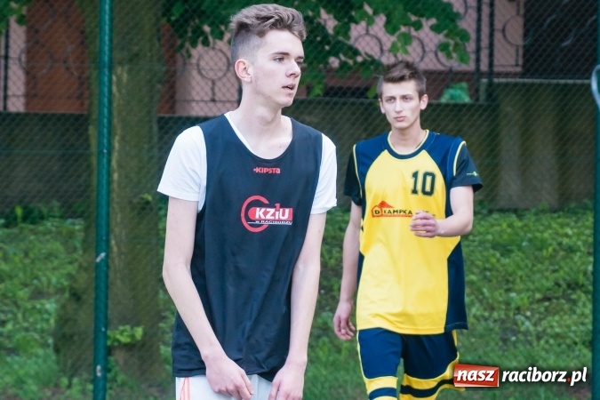 Zdjęcie w galerii na portalu naszraciborz.pl: Uczniowie raciborskich szkół rywalizowali w zawodach streetballa wiadomości z regionu