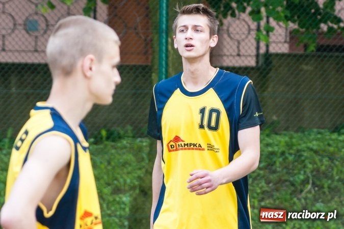 Zdjęcie w galerii na portalu naszraciborz.pl: Uczniowie raciborskich szkół rywalizowali w zawodach streetballa wiadomości z regionu