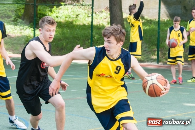 Zdjęcie w galerii na portalu naszraciborz.pl: Uczniowie raciborskich szkół rywalizowali w zawodach streetballa wiadomości z regionu
