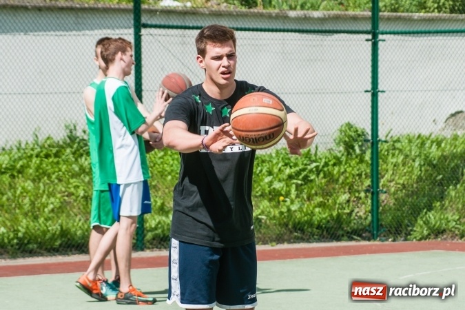 Zdjęcie w galerii na portalu naszraciborz.pl: Uczniowie raciborskich szkół rywalizowali w zawodach streetballa wiadomości z regionu