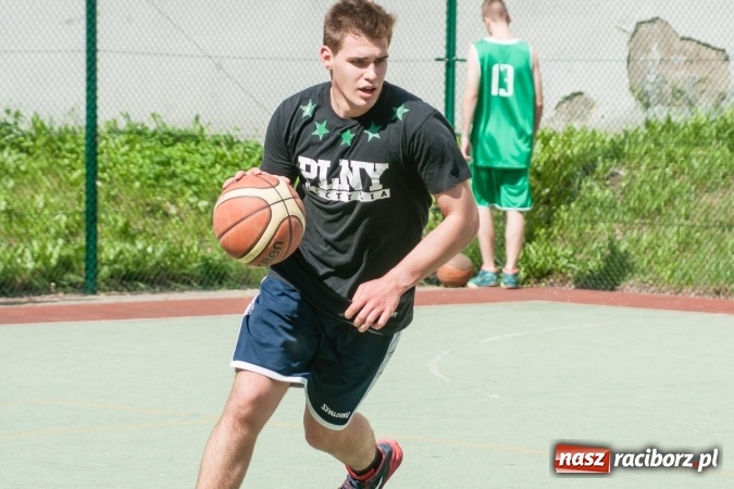 Zdjęcie w galerii na portalu naszraciborz.pl: Uczniowie raciborskich szkół rywalizowali w zawodach streetballa wiadomości z regionu