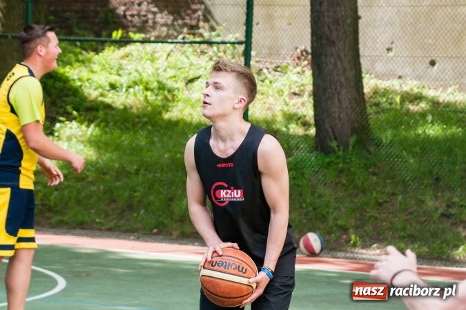 Zdjęcie w galerii na portalu naszraciborz.pl: Uczniowie raciborskich szkół rywalizowali w zawodach streetballa wiadomości z regionu