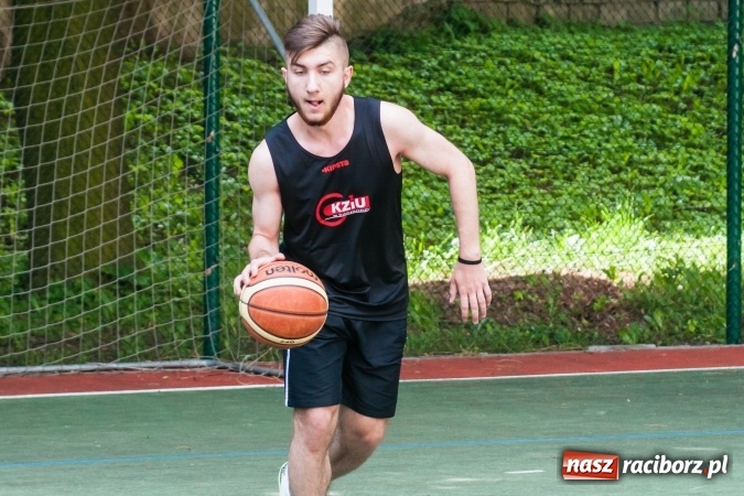 Zdjęcie w galerii na portalu naszraciborz.pl: Uczniowie raciborskich szkół rywalizowali w zawodach streetballa wiadomości z regionu