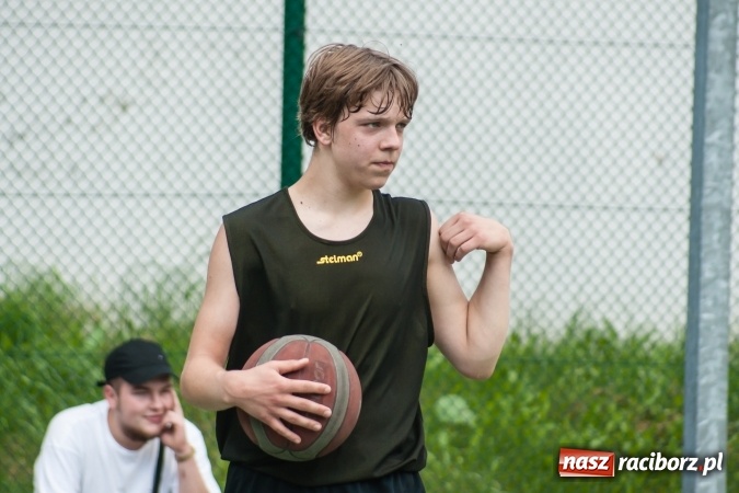 Zdjęcie w galerii na portalu naszraciborz.pl: Uczniowie raciborskich szkół rywalizowali w zawodach streetballa wiadomości z regionu