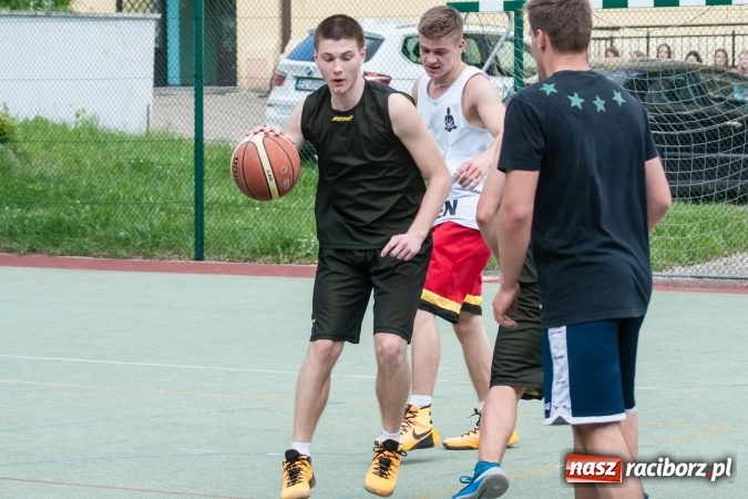 Zdjęcie w galerii na portalu naszraciborz.pl: Uczniowie raciborskich szkół rywalizowali w zawodach streetballa wiadomości z regionu