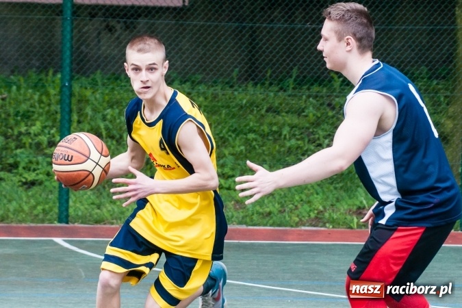 Zdjęcie w galerii na portalu naszraciborz.pl: Uczniowie raciborskich szkół rywalizowali w zawodach streetballa wiadomości z regionu