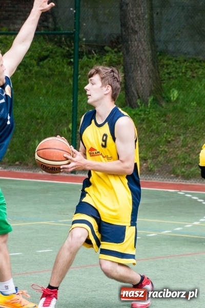 Zdjęcie w galerii na portalu naszraciborz.pl: Uczniowie raciborskich szkół rywalizowali w zawodach streetballa wiadomości z regionu