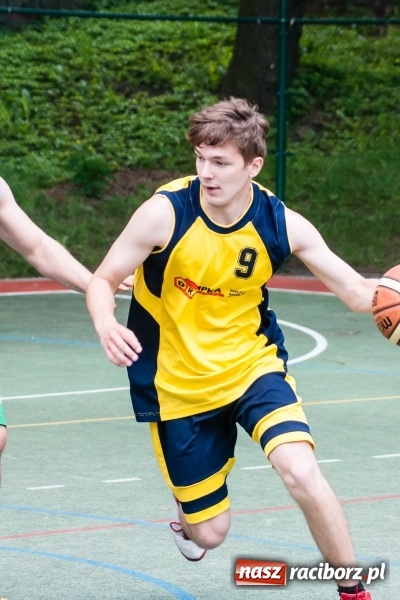 Zdjęcie w galerii na portalu naszraciborz.pl: Uczniowie raciborskich szkół rywalizowali w zawodach streetballa wiadomości z regionu
