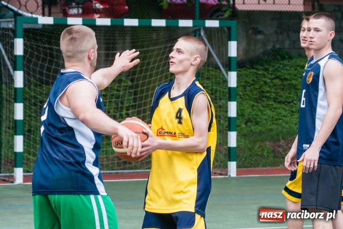 Zdjęcie w galerii na portalu naszraciborz.pl: Uczniowie raciborskich szkół rywalizowali w zawodach streetballa wiadomości z regionu