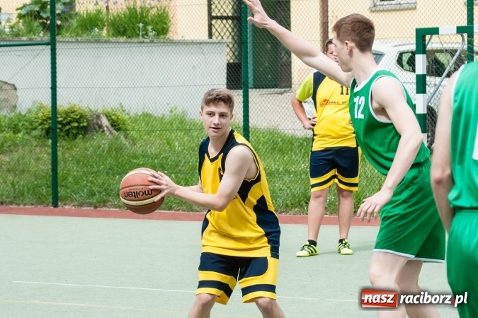 Zdjęcie w galerii na portalu naszraciborz.pl: Uczniowie raciborskich szkół rywalizowali w zawodach streetballa wiadomości z regionu