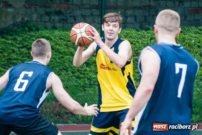 Zdjęcie w galerii na portalu naszraciborz.pl: Uczniowie raciborskich szkół rywalizowali w zawodach streetballa wiadomości z regionu