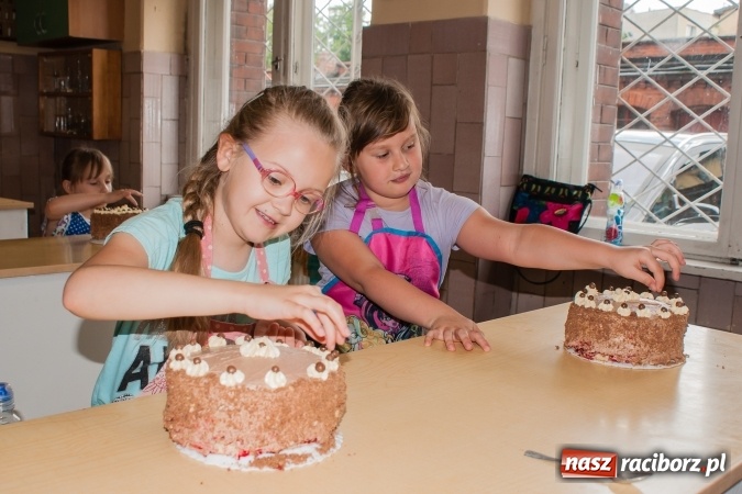 Zdjęcie w galerii na portalu naszraciborz.pl: Torcik dla Mamy - uczniowie CKZiU nr 1 i SP 18 wspólnie upiekli piękne torty  wiadomości z regionu