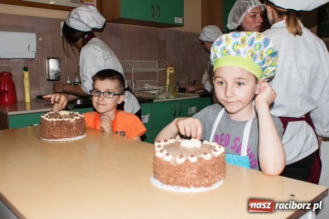 Zdjęcie w galerii na portalu naszraciborz.pl: Torcik dla Mamy - uczniowie CKZiU nr 1 i SP 18 wspólnie upiekli piękne torty  wiadomości z regionu