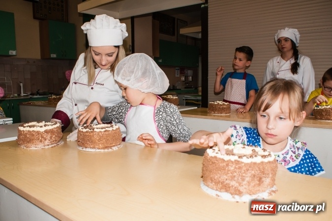 Zdjęcie w galerii na portalu naszraciborz.pl: Torcik dla Mamy - uczniowie CKZiU nr 1 i SP 18 wspólnie upiekli piękne torty  wiadomości z regionu