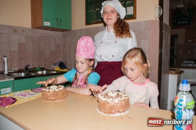Zdjęcie w galerii na portalu naszraciborz.pl: Torcik dla Mamy - uczniowie CKZiU nr 1 i SP 18 wspólnie upiekli piękne torty  wiadomości z regionu