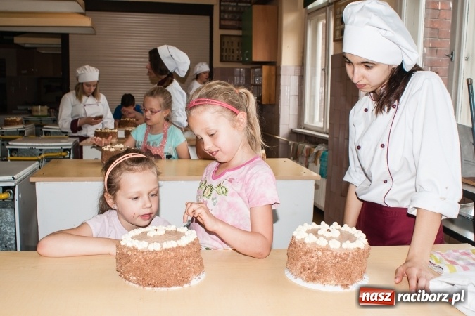 Zdjęcie w galerii na portalu naszraciborz.pl: Torcik dla Mamy - uczniowie CKZiU nr 1 i SP 18 wspólnie upiekli piękne torty  wiadomości z regionu
