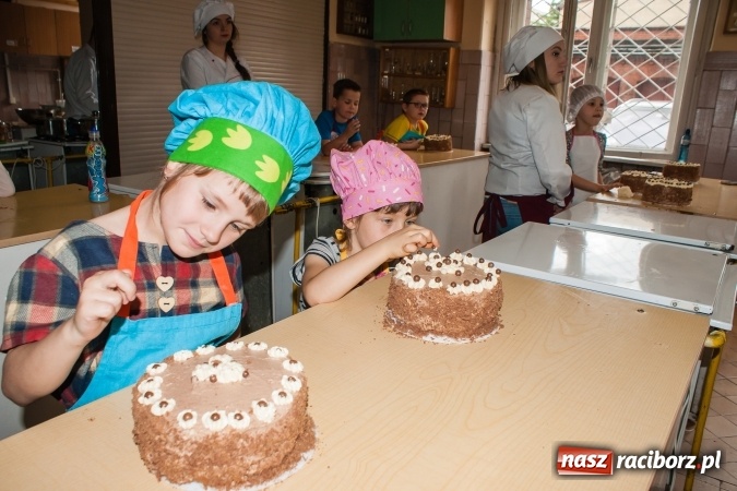 Zdjęcie w galerii na portalu naszraciborz.pl: Torcik dla Mamy - uczniowie CKZiU nr 1 i SP 18 wspólnie upiekli piękne torty  wiadomości z regionu