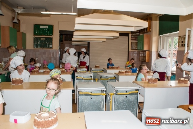 Zdjęcie w galerii na portalu naszraciborz.pl: Torcik dla Mamy - uczniowie CKZiU nr 1 i SP 18 wspólnie upiekli piękne torty  wiadomości z regionu