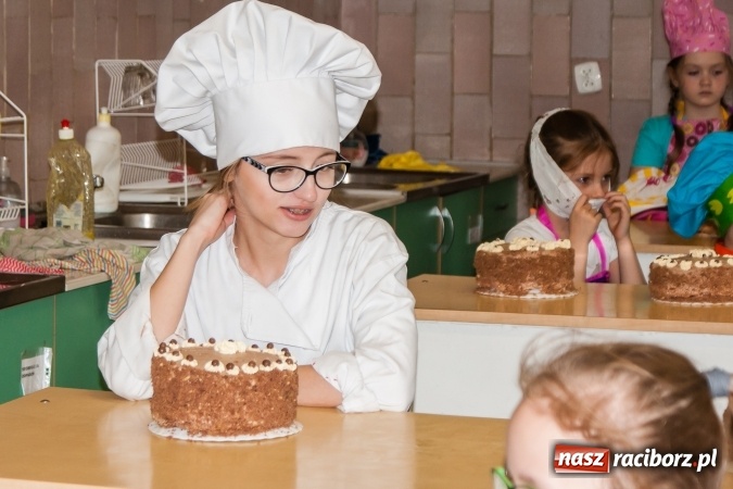 Zdjęcie w galerii na portalu naszraciborz.pl: Torcik dla Mamy - uczniowie CKZiU nr 1 i SP 18 wspólnie upiekli piękne torty  wiadomości z regionu