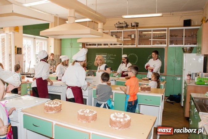 Zdjęcie w galerii na portalu naszraciborz.pl: Torcik dla Mamy - uczniowie CKZiU nr 1 i SP 18 wspólnie upiekli piękne torty  wiadomości z regionu