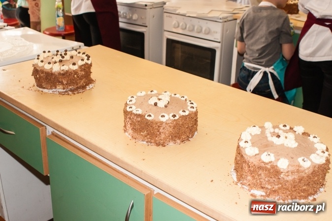 Zdjęcie w galerii na portalu naszraciborz.pl: Torcik dla Mamy - uczniowie CKZiU nr 1 i SP 18 wspólnie upiekli piękne torty  wiadomości z regionu