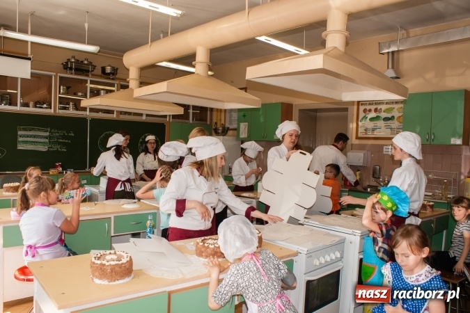 Zdjęcie w galerii na portalu naszraciborz.pl: Torcik dla Mamy - uczniowie CKZiU nr 1 i SP 18 wspólnie upiekli piękne torty  wiadomości z regionu