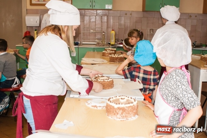 Zdjęcie w galerii na portalu naszraciborz.pl: Torcik dla Mamy - uczniowie CKZiU nr 1 i SP 18 wspólnie upiekli piękne torty  wiadomości z regionu
