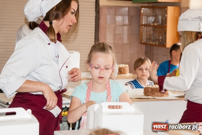 Zdjęcie w galerii na portalu naszraciborz.pl: Torcik dla Mamy - uczniowie CKZiU nr 1 i SP 18 wspólnie upiekli piękne torty  wiadomości z regionu