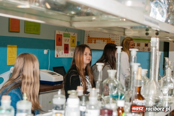 Zdjęcie w galerii na portalu naszraciborz.pl: Warsztaty chemiczne z udziałem gimnazjalistów w CKZiU nr 1 wiadomości z regionu
