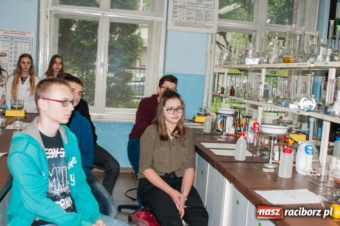 Zdjęcie w galerii na portalu naszraciborz.pl: Warsztaty chemiczne z udziałem gimnazjalistów w CKZiU nr 1 wiadomości z regionu